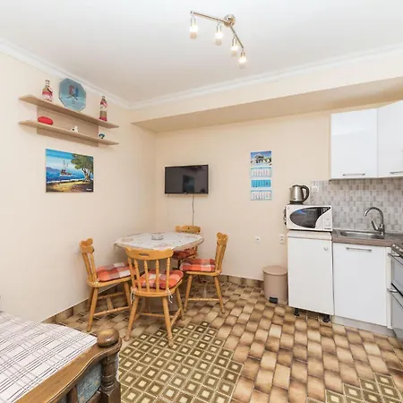 Two-bedroom In Okrug Gornji Lejlighed