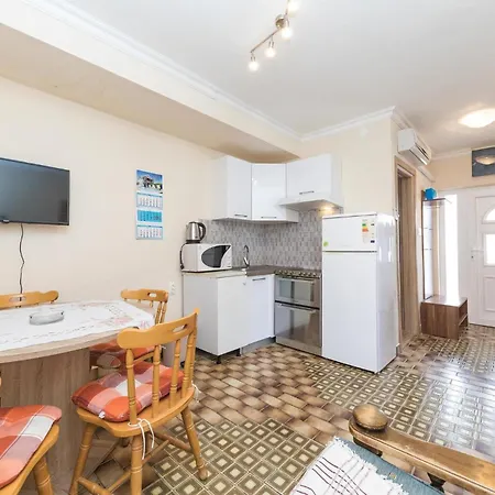 Two-bedroom In Okrug Gornji 公寓 特罗吉尔