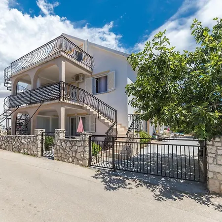 Апартаменты Two-bedroom In Okrug Gornji Трогир